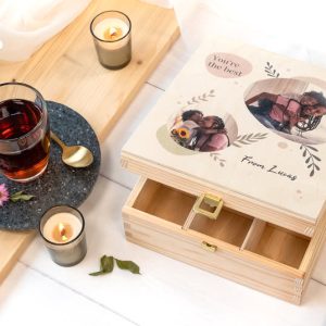 Theeset met theeglas en theedoos met bedrukking