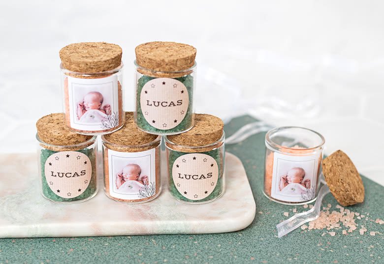 Glazen potjes met vierkante stickers en groen badzout (set van 12) 1 Glazen potjes met vierkante stickers en groen badzout (set van 12)