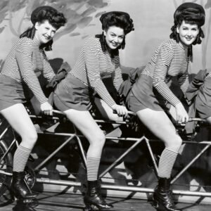 Fotobehang - Women on Bicycle 225x250cm - Vliesbehang