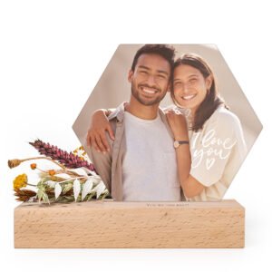 Forex kaart hexagon in houten houder met full color print en droogbloemen
