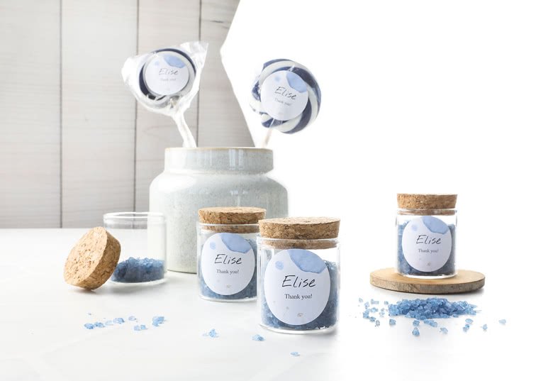 Glazen potjes met ronde stickers en blauw badzout (set van 12) 1 Glazen potjes met ronde stickers en blauw badzout (set van 12)